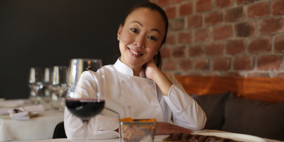 Carolina Uechi enciende Kobe: brasas, técnica japonesa y sabor nikkei en San Isidro