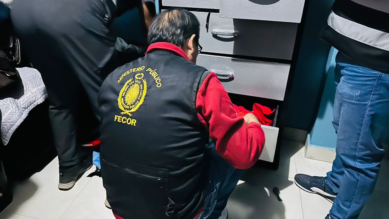 Las autoridades incautaron evidencias y continúan investigando para ubicar a más implicados.